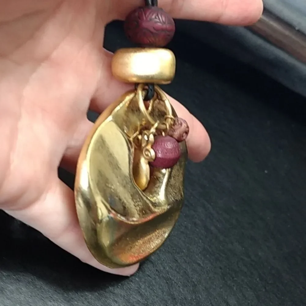 Long gold tone pendant necklace 42